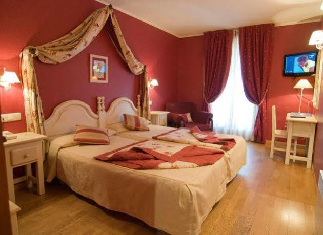 Hotel Pradas Jaca Exterior foto